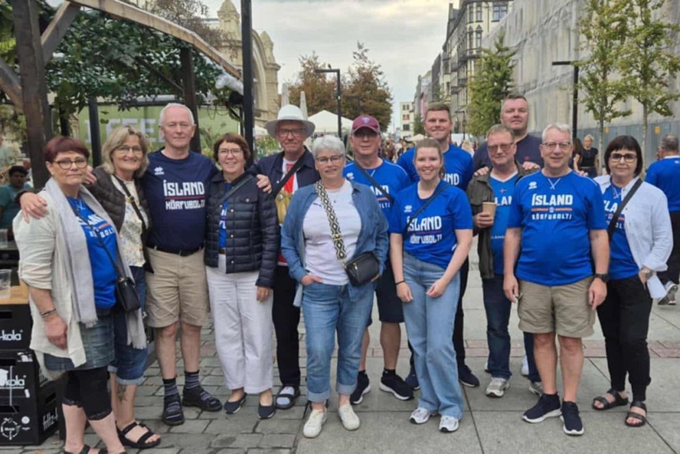 Lítill en göfugur hluti Skagfirðinga sem styðja lið Íslands á EuroBasket. Myndina á Ágúst Guðmundsson en aðrar myndir hér í myndasyrpu eru úr síma Palla Friðriks. AÐSENDAR MYNDIR