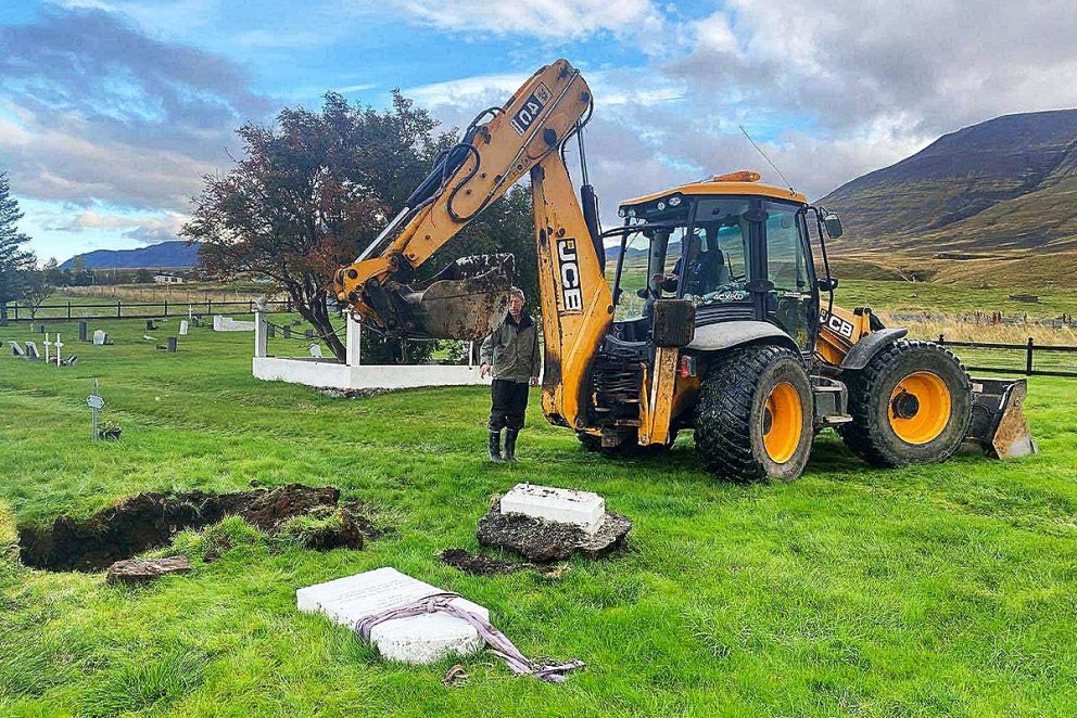 Það dugðu engin smá tæki til að lagfæra leiðið og rétta legstein Howells við. Á næstu mynd fyrir neðan má sjá Serge Wildheag við leiði Howells. Þá er mynd af þeim Þorkeli meðhjálpara á Víðivöllum og sr. Sigríði og þá er mynd af gröfumanninum Einari Kúsk og Þorvaldi. Allra neðst er mynd tekin úr Héraðsdal og yfir í Blönduhlíð og sér yfir Héraðsvötnin á þeim slóðum sem lík Howells fannst. MYNDIR AÐSENDAR