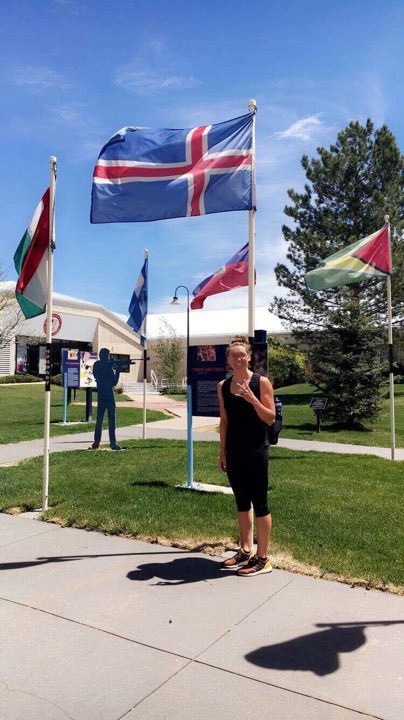 Ingibjörg stolt við íslenska fánann þegar hún var við æfingar í USA Olympic training center í Colorado springs nú í vor.