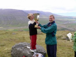 Guðmundur Elí Jóhannsson Byrðuhlaupari 2009 tekur við bikar úr höndum Jóhanns Bjarnasonar skólastjóra 