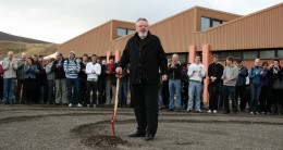 Jón F Hjartarson tekur fyrstu skóflustungu að nýrri viðbyggingu Verknámshúss