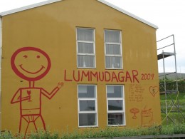 Sumir gengu alla leið og skelltu lummuuppskrift á húsvegginn hjá sér