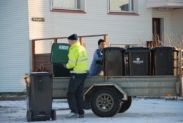 Á myndinni eru Hörður Aðils Vilhelmsson og Guðni Már Lýðsson með fangið fullt af tunnum. Heimild: Skagastrond.is