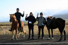 Sigurvegarar í 150m skeiði, Tryggvi og Funi, Ragnar og Gríður, Bjarni og Hrund.