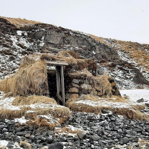 Ferjumannakofi Hróbjartar Jónassonar frá Hamri í Hegranesi sem hafði umsjón með ferjunni yfir Vesturós Héraðsvatna nokkur síðustu árin. Kofinn var endurbyggður á 9. áratug síðustu aldar.