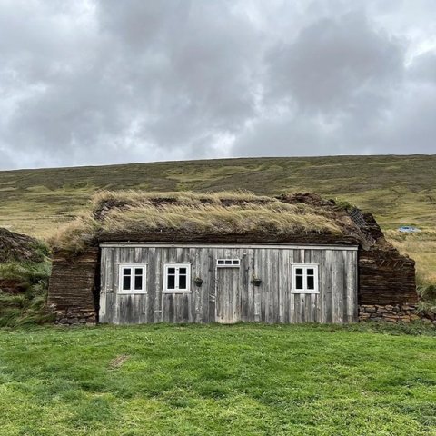 Húsin á Tyrfingsstöðum eru með í heildartölunni en þau hafa verið gerð upp síðustu ár í gegnum Fornverkaskólaverkefnið. Á myndinni má sjá torfbæinn á Tyrfingsstöðum, búr til vinstri, framhúsið fyrir miðju og hesthús til hægri.