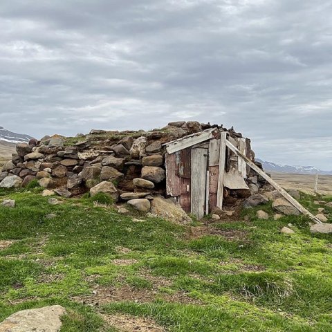 Reykkofi á Ytri-Mælifellsá, kallaður Eldhúsið. Húsið er enn í notkun en upprunalegt hlutverk kofans er óþekkt.