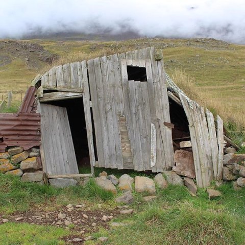 Hesthúsið á Sunnuhvoli var í notkun fram yfir 1960 en eftir það var það notað sem reykhús. Húsið er ekki í notkun í dag og er farið að láta á sjá.