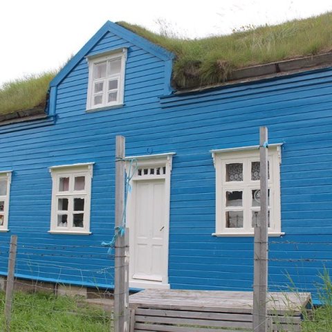 Framhúsið á Unastöðum byggt 1927. Á því voru torfgaflar sem nú eru horfnir. Húsið var gert upp og er notað sem sumarbústaður.