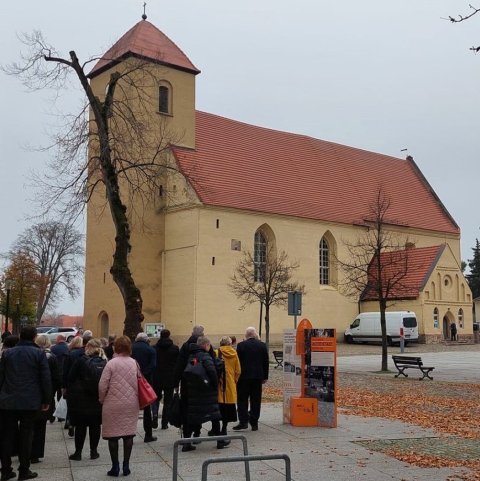 kirkjan-fallega-i-rheinsberg-glittir-i-safnadarheimilid-til-haegri..jpg