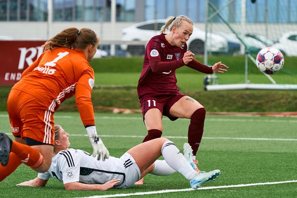 Aldis Maria scored the winning goal today against Keflavík. She didn't play for long at that time. At the bottom of the picture, the Stólastlúlk team celebrates the winning goal. Photo: Sigurdur Inggi