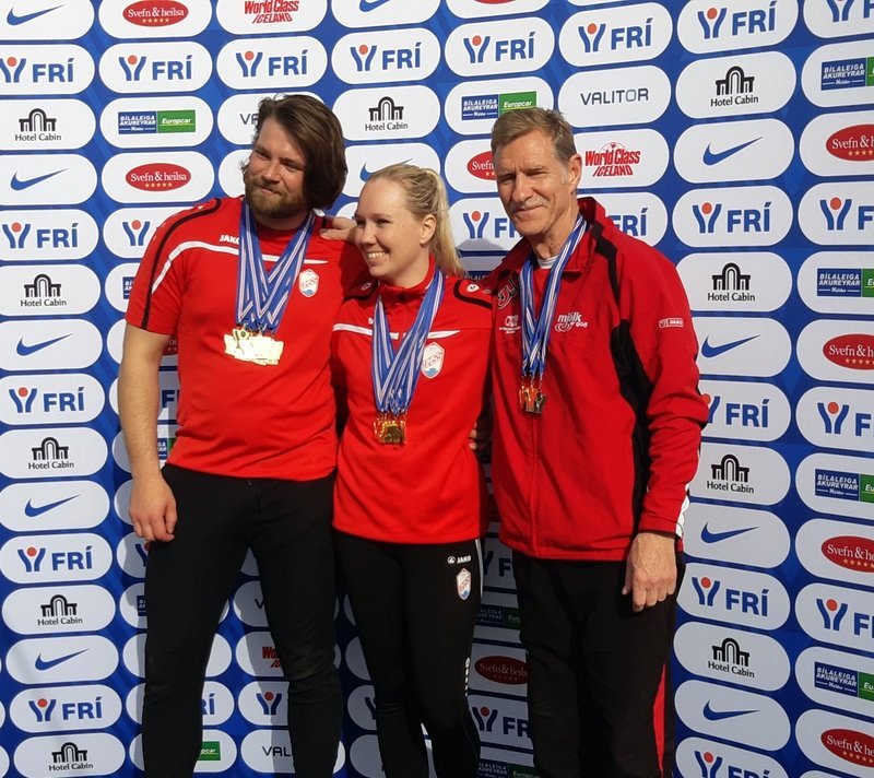 Vignir Gunnarsson, Linda Björk Valbjörnsdóttir og Karl Lúðvíksson hlaðin gullverðlaunum eftir skemmtilega keppnisdaga um helgina. Mynd: UMSS.