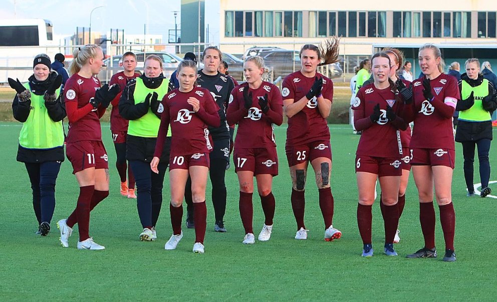 Stólastúlkur þakka áhrofendum fyrir leikinn að honum loknum – eða þeim sem voru ekki hlaupnir heim í hlýjuna um leið og flautað var af. MYND: ÓAB