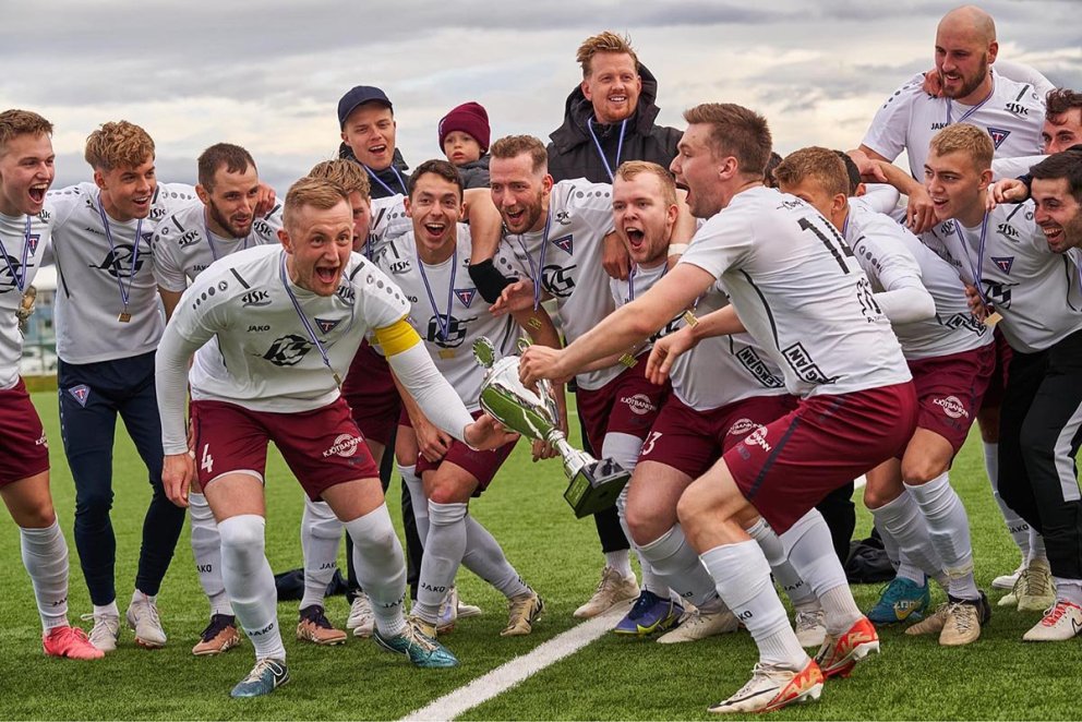 Sverre’s captain and his teammates fight for the trophy. Below is the winner of the 2024 4th Division – Tindastól’s team! Photo: Sigurdur Inggi